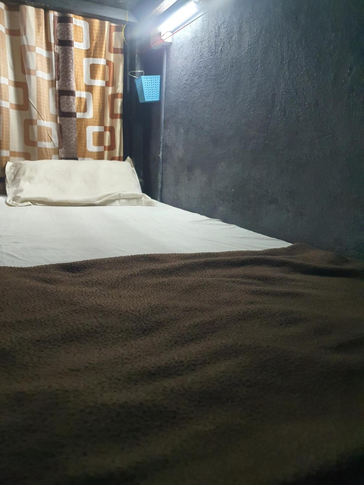 Bapuji Dormitory Hostel Mumbai  Buitenkant foto