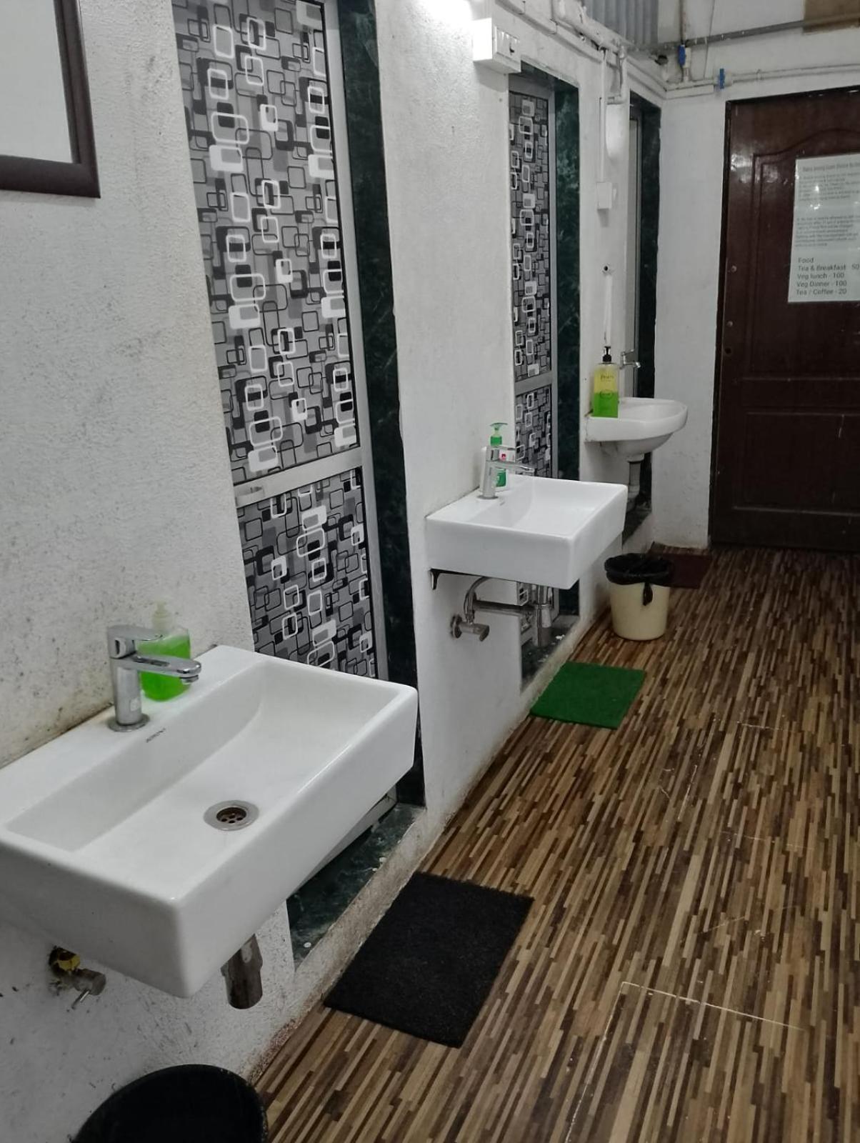 Bapuji Dormitory Hostel Mumbai  Buitenkant foto